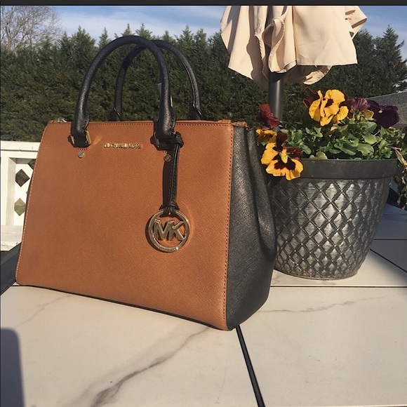 👜Authentic! Vintage MK classic bag great size for everyday bag excellent. - Picture 2 of 9